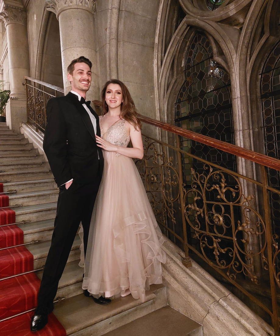 Paar im Smoking und Abendkleid auf der Ballhaus-Treppe