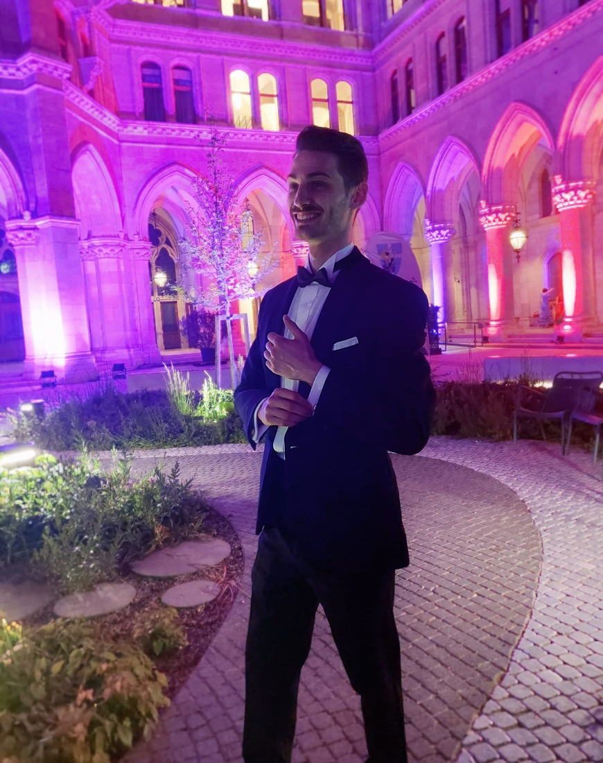 Kunde im Smoking mit Fliege beim abendlichen Ball