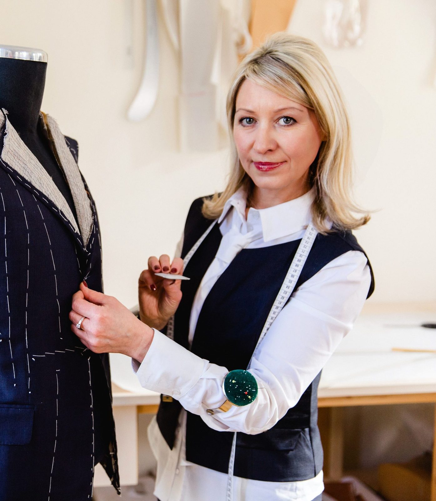 Schneidermeisterin Vera Grünwald in ihrem Karlsruher Atelier